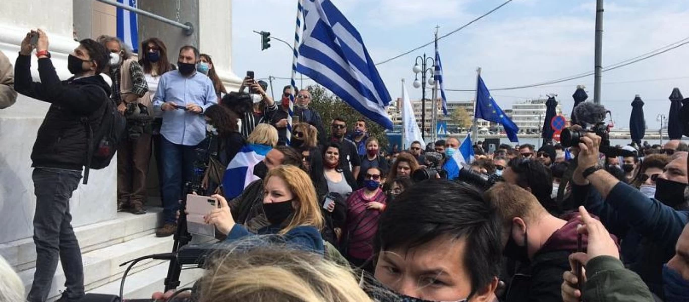 Εξέγερση στη Λέσβο κατά του νέου καταυλισμού αλλοδαπών - Αποδοκιμάστηκε έντονα η επίτροπος της ΕΕ Υ.Γιόχανσον